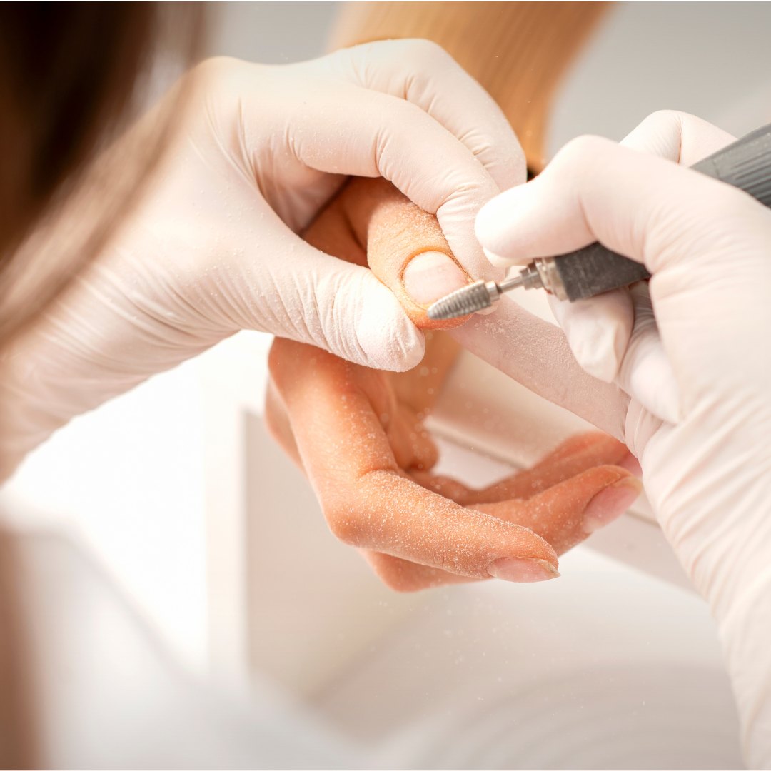 Manicure con rimozione del semipermanente