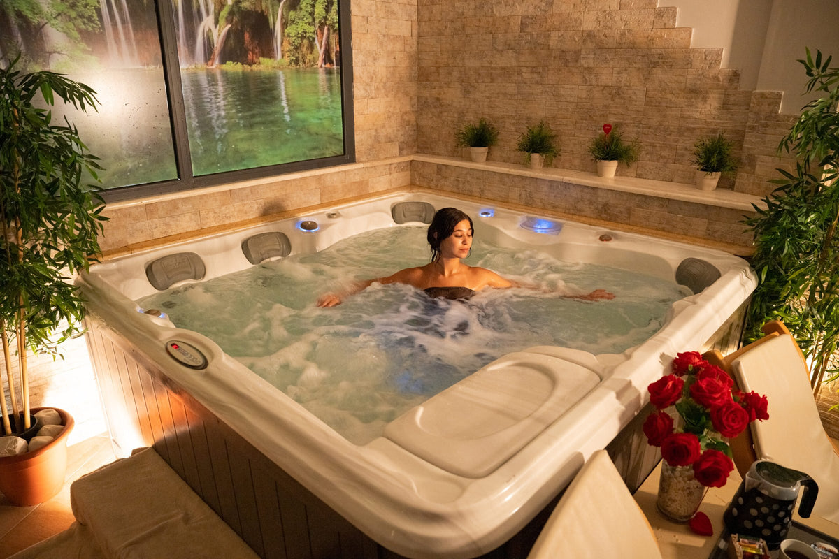 La jacuzzi della SPA privata L'Eden, con la vetrata sulla cascata