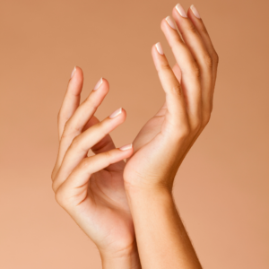 MANICURE ESTETICO CON RIMOZIONE SEMIPERMANENTE