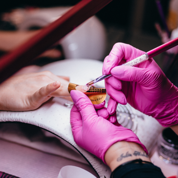 RICOSTRUZIONE UNGHIE IN GEL