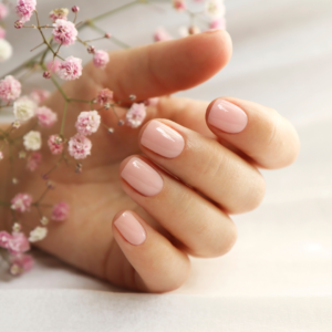 MANICURE ESTETICO CON SMALTO SEMIPERMANENTE